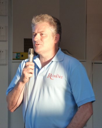 Andy Sadler, MD of Norman Collett Ltd addresses the visitors to Northiam Farm