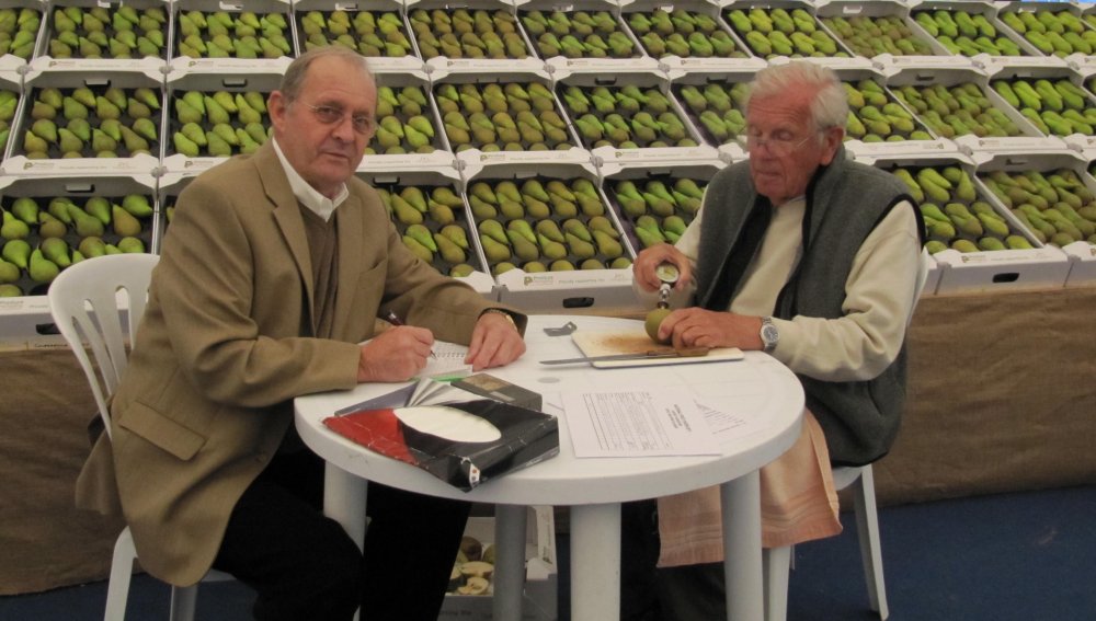 The English Apple Man with fellow Judge, Roger Worraker