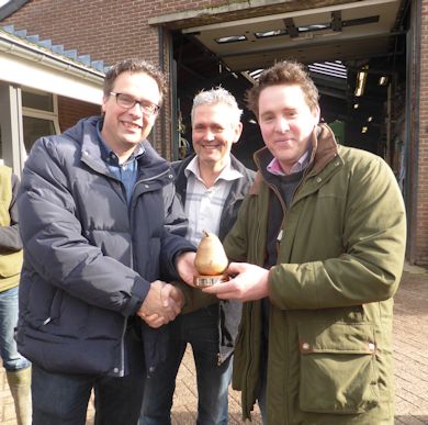 Han and Sjakk presented with a commemorative present by Ben Bardsley